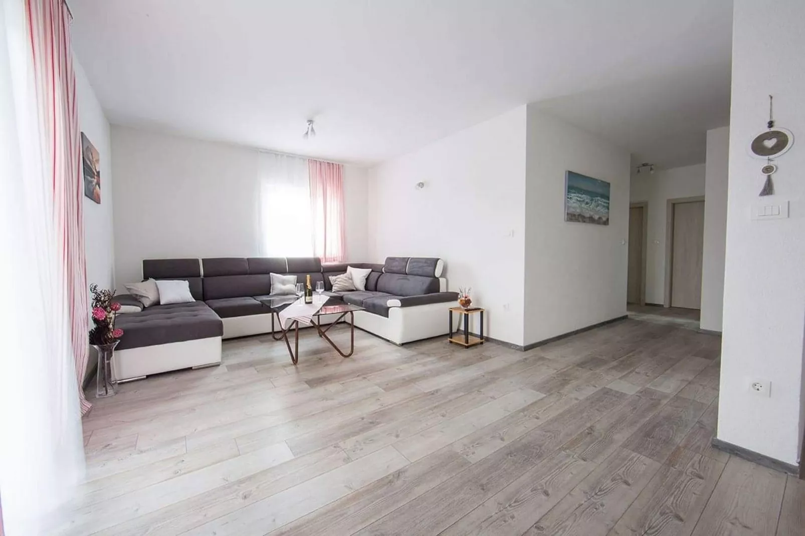 Holiday Home J&D No.3-Six Bedroom House  with Pool-Salon