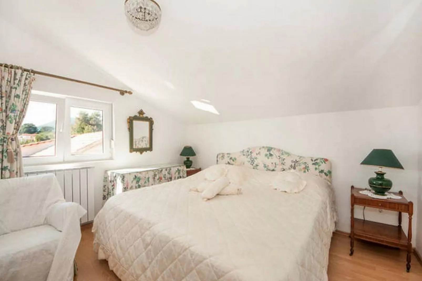 Bertie's Lodge - Standard Two Bedroom Apartment with Balcony and Sea view(A0)-Schlafzimmer