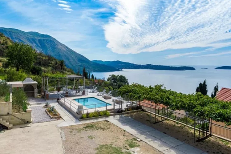 Apartments Klis -Two-Bedroom Apartment with Terrace - Schwimmbad