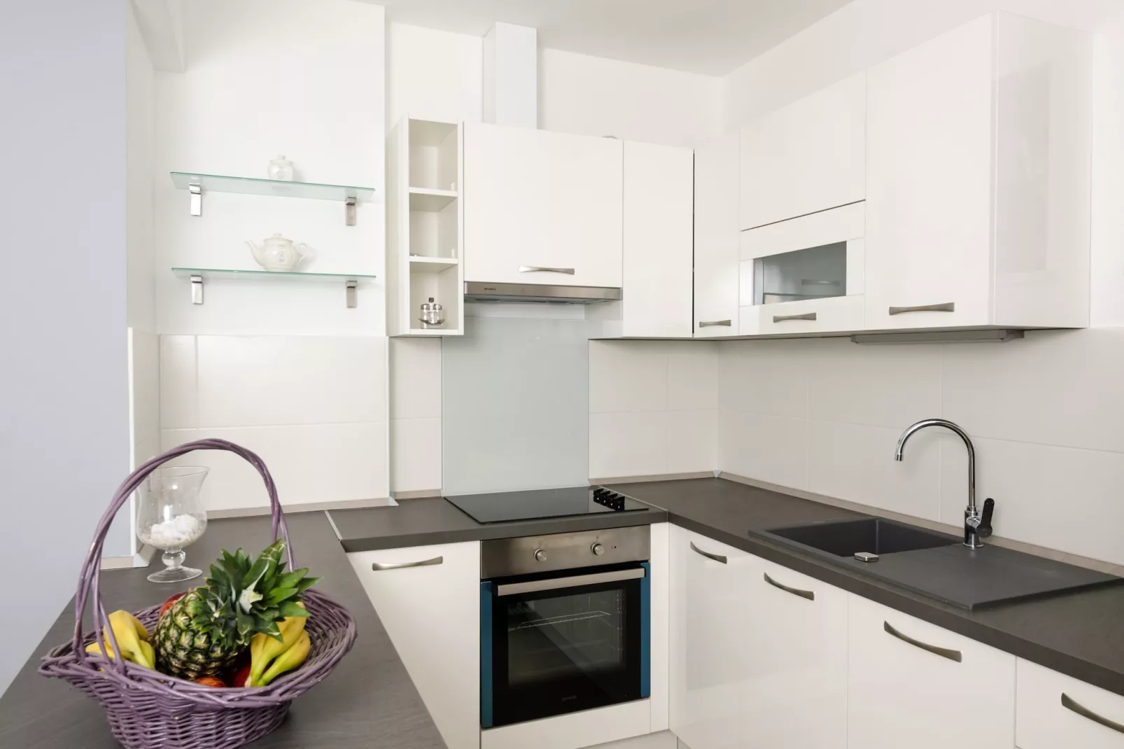 Apartment Atlant - One Bedroom Apartment with Balcony and Side Sea View-Kitchen