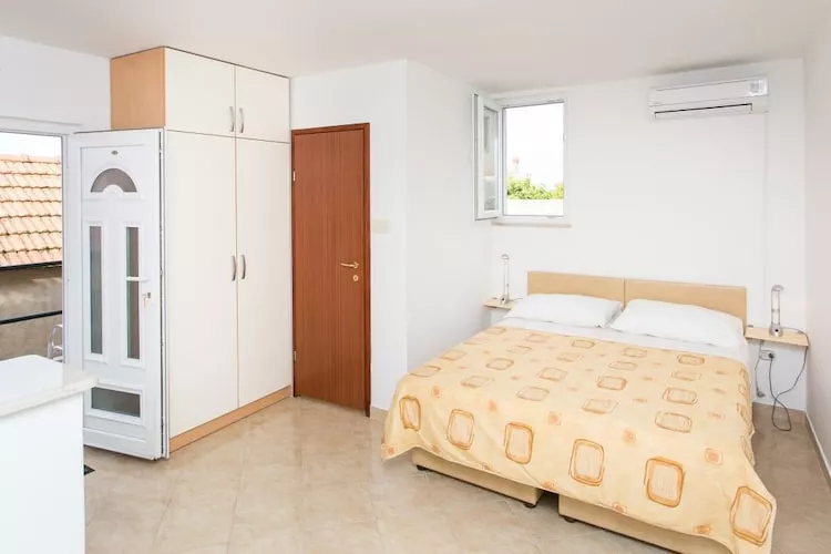 Guest House Luce- Studio with Terrace and Garden View-Chambre