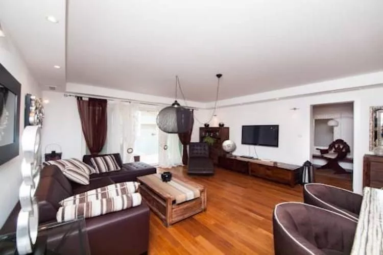 Apartment Vesna - Superior Three Bedroom Apartment with Balcony-Living room