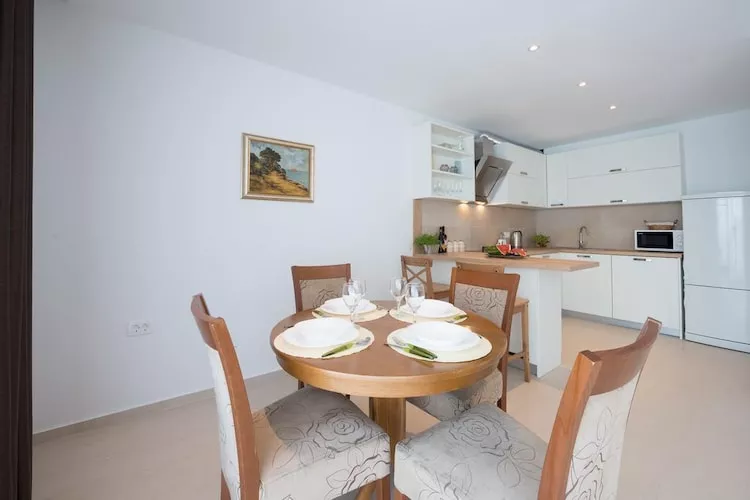 Apartments Horizon - One-Bedroom Apartment with Balcony and Sea View-Dining room