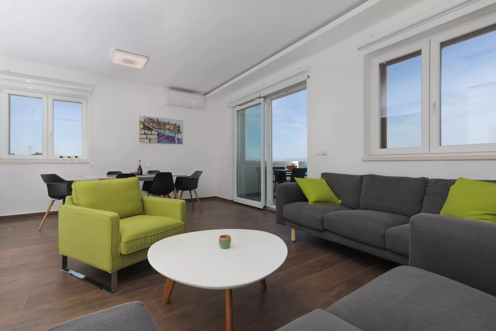 Apartment M&J - Comfort Two Bedroom Apartment with Terrace and Sea View (Škaro)-Wohnzimmer