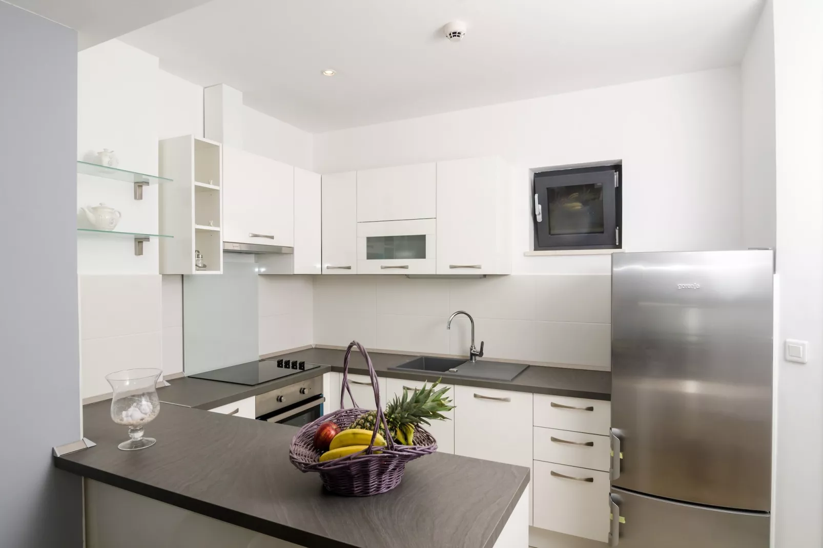 Apartment Atlant - One Bedroom Apartment with Balcony and Side Sea View-Kitchen