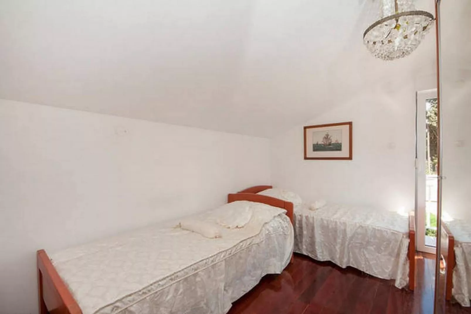 Bertie's Lodge - Standard Two Bedroom Apartment with Balcony and Sea view(A0)-Schlafzimmer