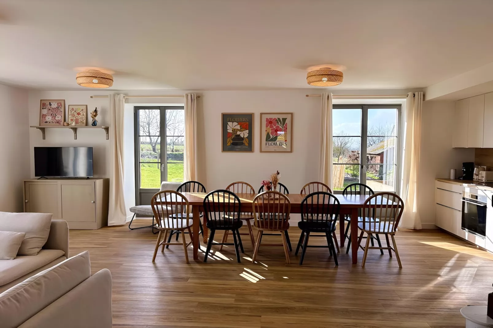 Joli gîte à Corseul-Esszimmer