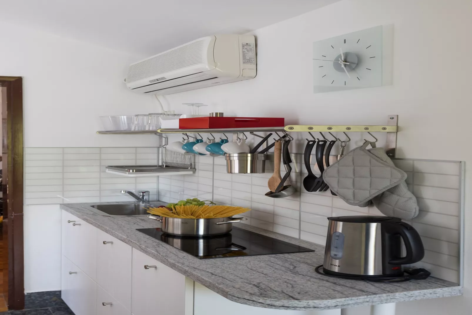 Apartment Dubo - One Bedroom Apartment with Balcony-Kitchen