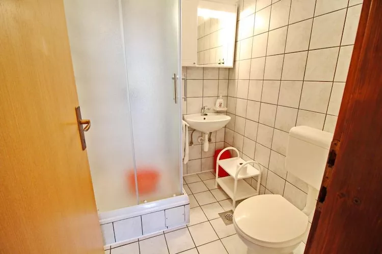 Apartments Neven - Studio Apartment with Terrace and Partial Sea View (A3)-Badezimmer