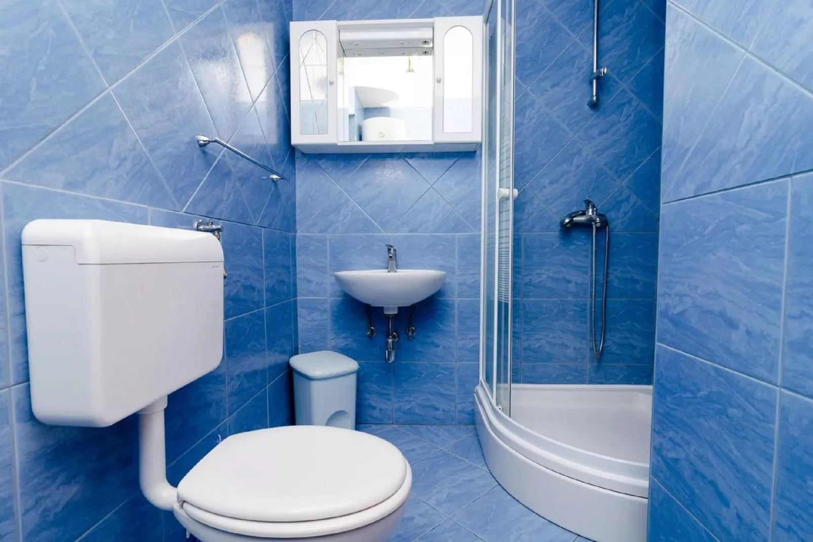 Apartment & Rooms Alan - One Bedroom Apartment with Balcony and Sea View-Bathroom