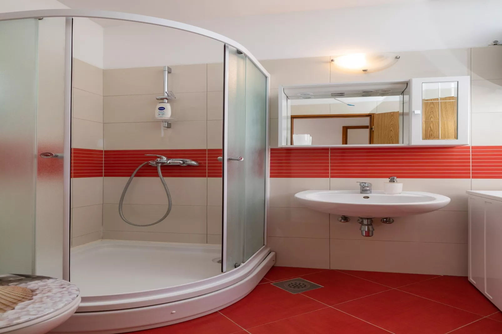 Apartments Franka - One Bedroom Apartment with Terrace and Garden View (A2+1)-Bathroom