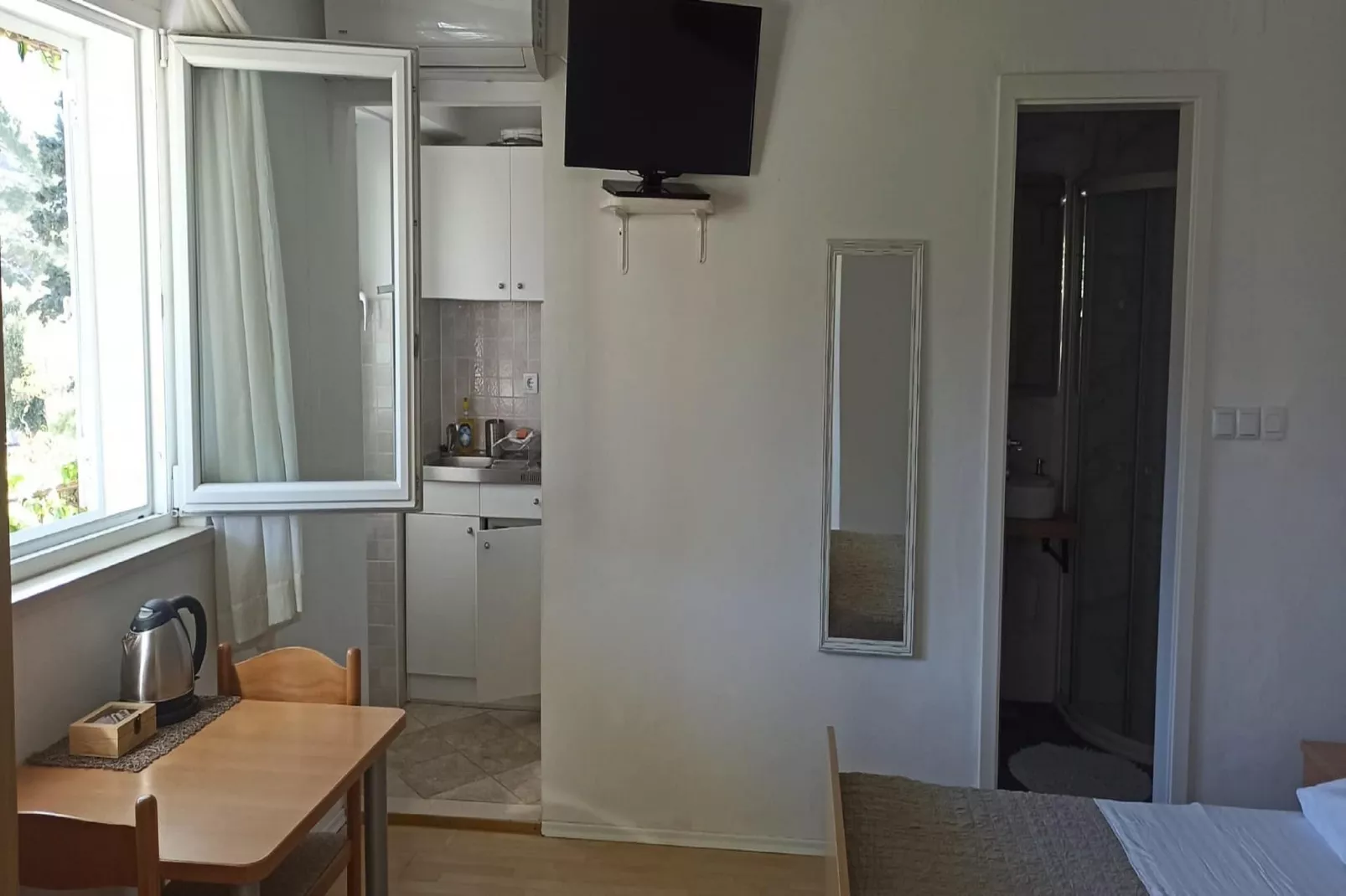 Apartments & Rooms Jokovic-Standard Studio Apartment with Terrace and Partial Sea View (SOBA 2)-Indoor