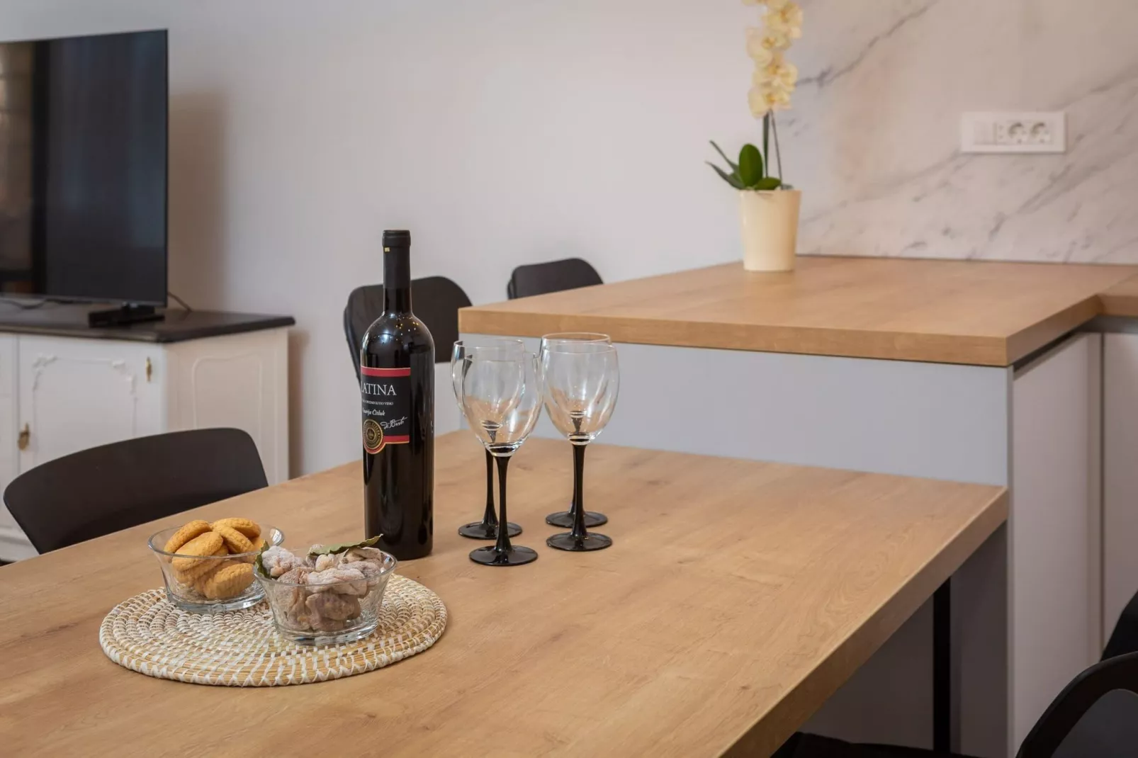 Apartments Tomas- Standard One Bedroom Apartment with Balcony (A2)-Dining room