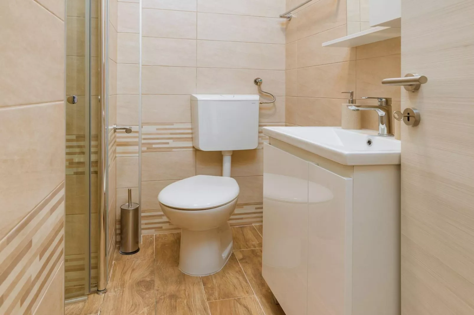 Lovely Apartment Marceta with Shared Pool (2)-Bathroom