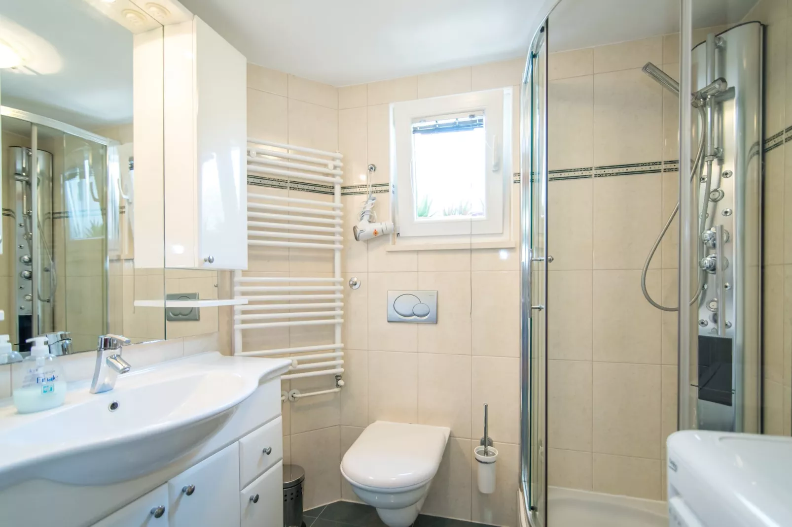 Apartments Vrandecic - One Bedroom Apartment with Gallery Room and Garden Terrace (LORETA) (ST)-Badezimmer