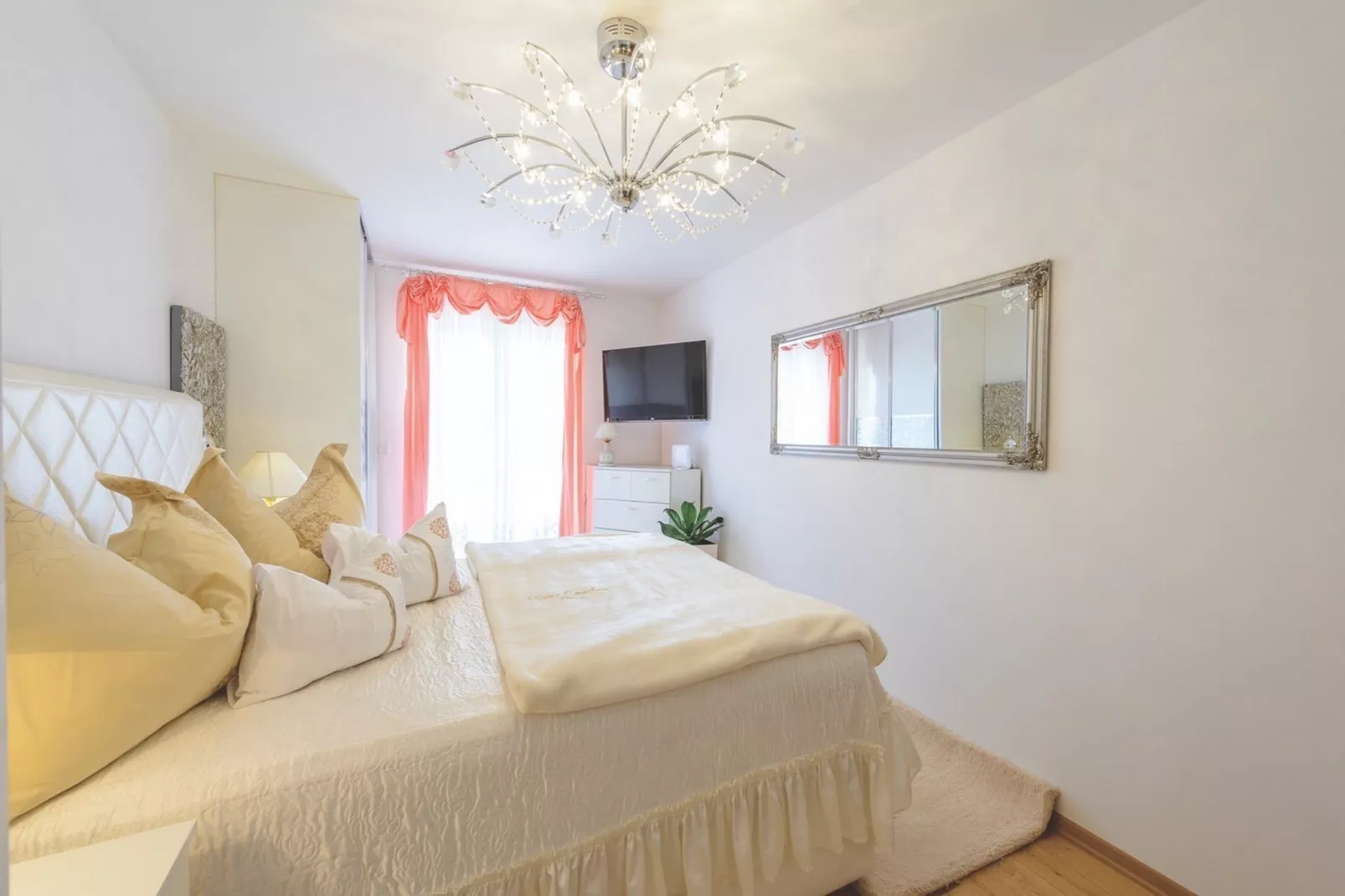 Apartment Viva la Vita - Two-Bedroom Apartment with Shared Pool-Bedroom