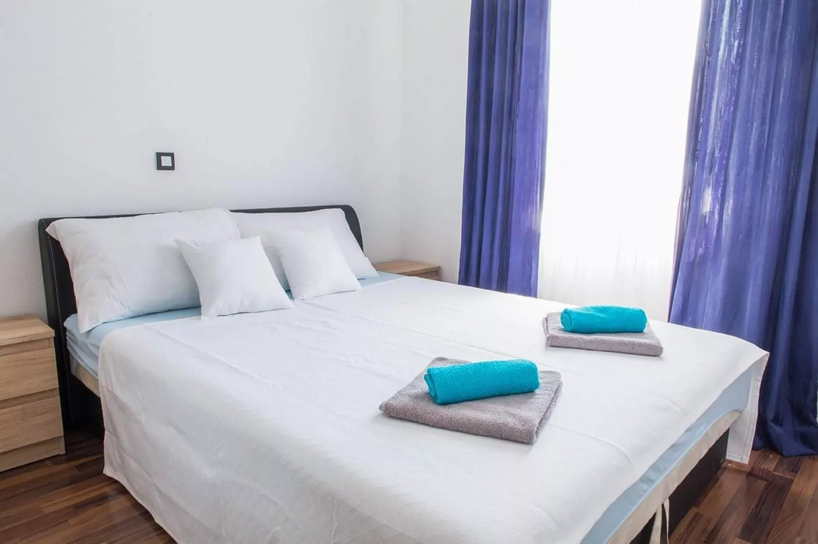 Holiday Home J&D No.3-Six Bedroom House  with Pool-Chambre