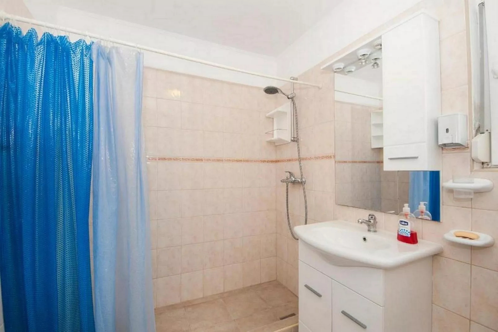 Bertie's Lodge - Two Bedroom Apartment with Terrace and Sea View(A1)-Salle de bain