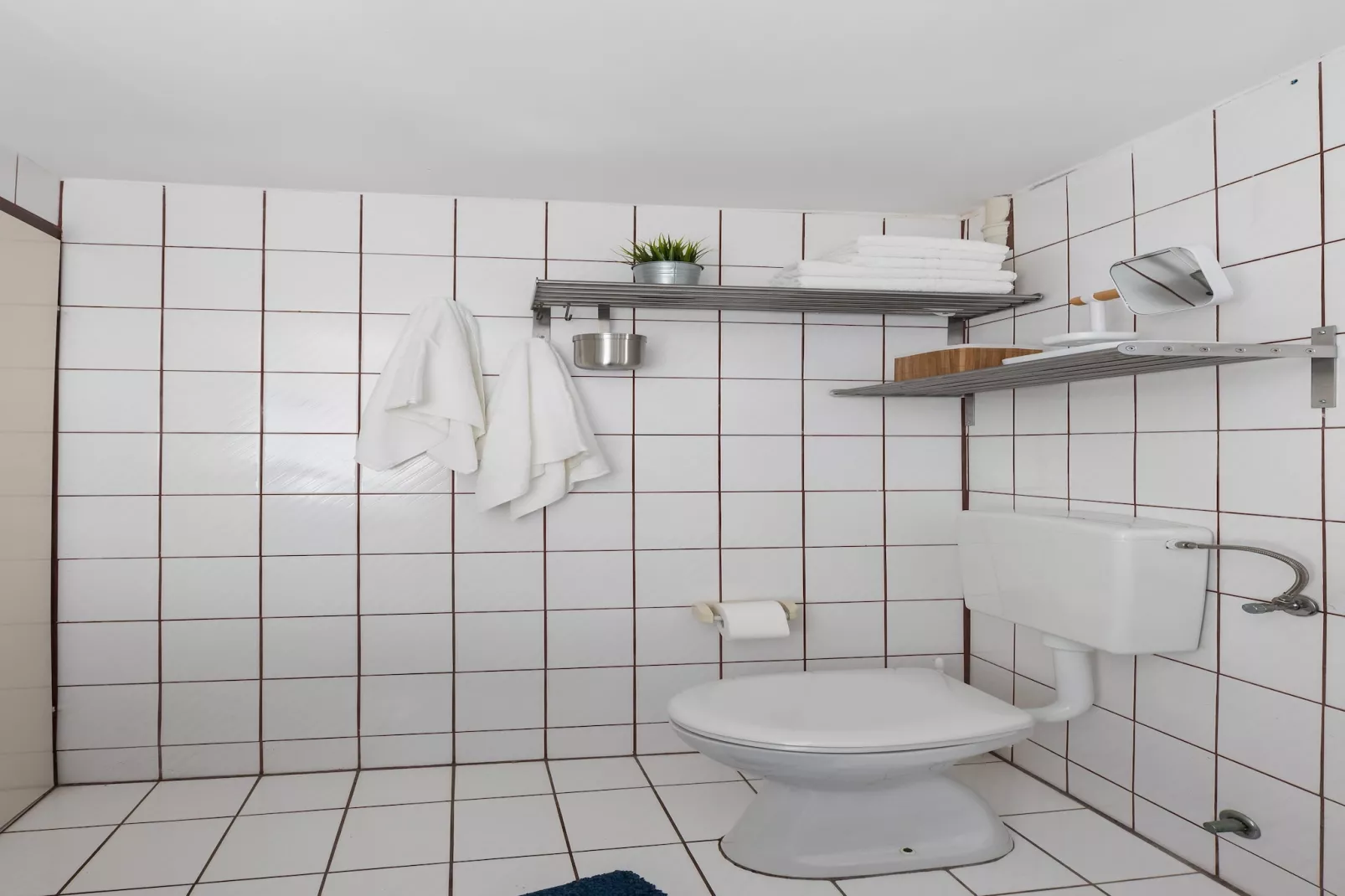 Apartment Dubo - One Bedroom Apartment with Balcony-Bathroom