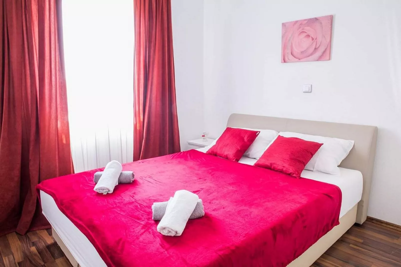 Holiday Home J&D No.3-Six Bedroom House  with Pool-Chambre