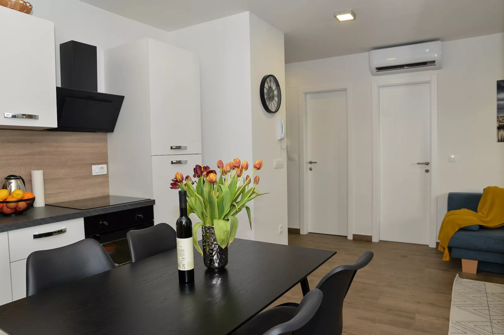 Apartment Nicole - One Bedroom Apartment with Balcony-Salle à manger