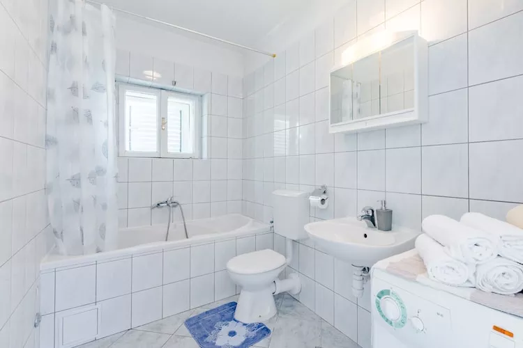 Apartment Marko (ST) - Three Bedroom Apartment with Balcony and Garden View-Bathroom