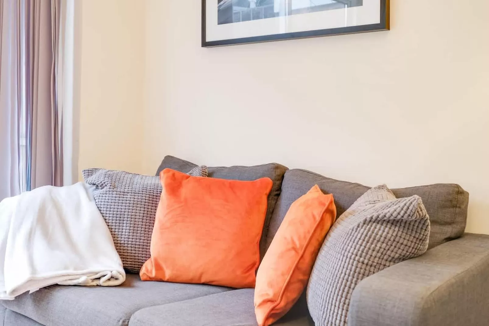 HP13 Arnison 94-Living room