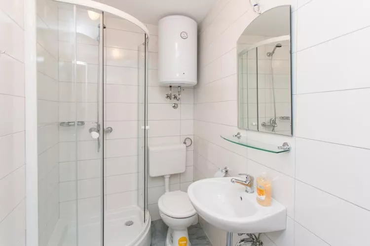Apartment Sun - One-Bedroom Apartment-Badezimmer