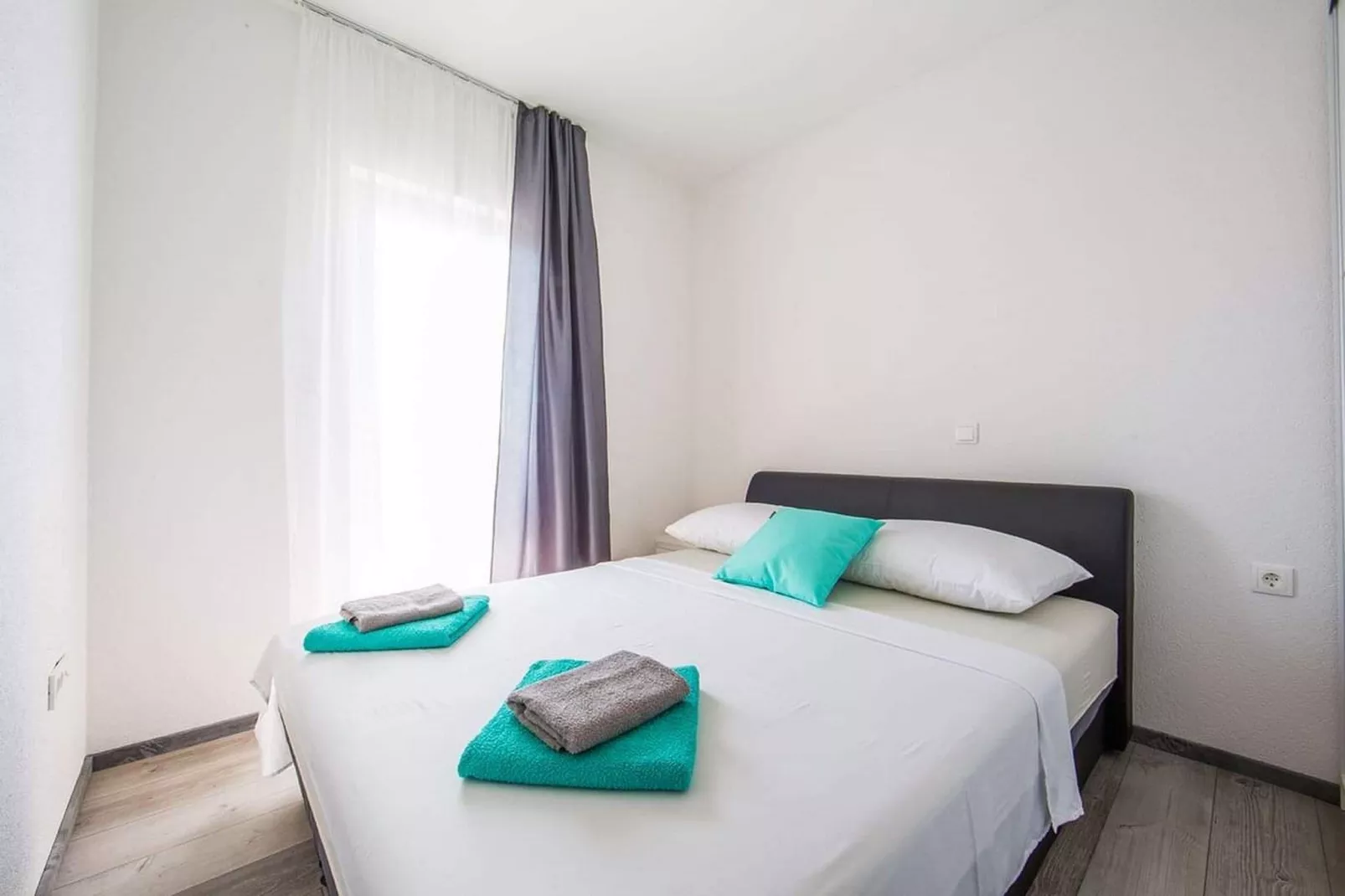 Holiday Home J&D No.3-Six Bedroom House  with Pool-Chambre