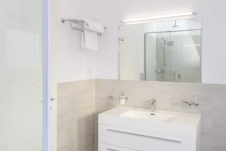 Apartments Kula - Three Bedroom Apartment with Balcony and Sea View-B5-Bathroom