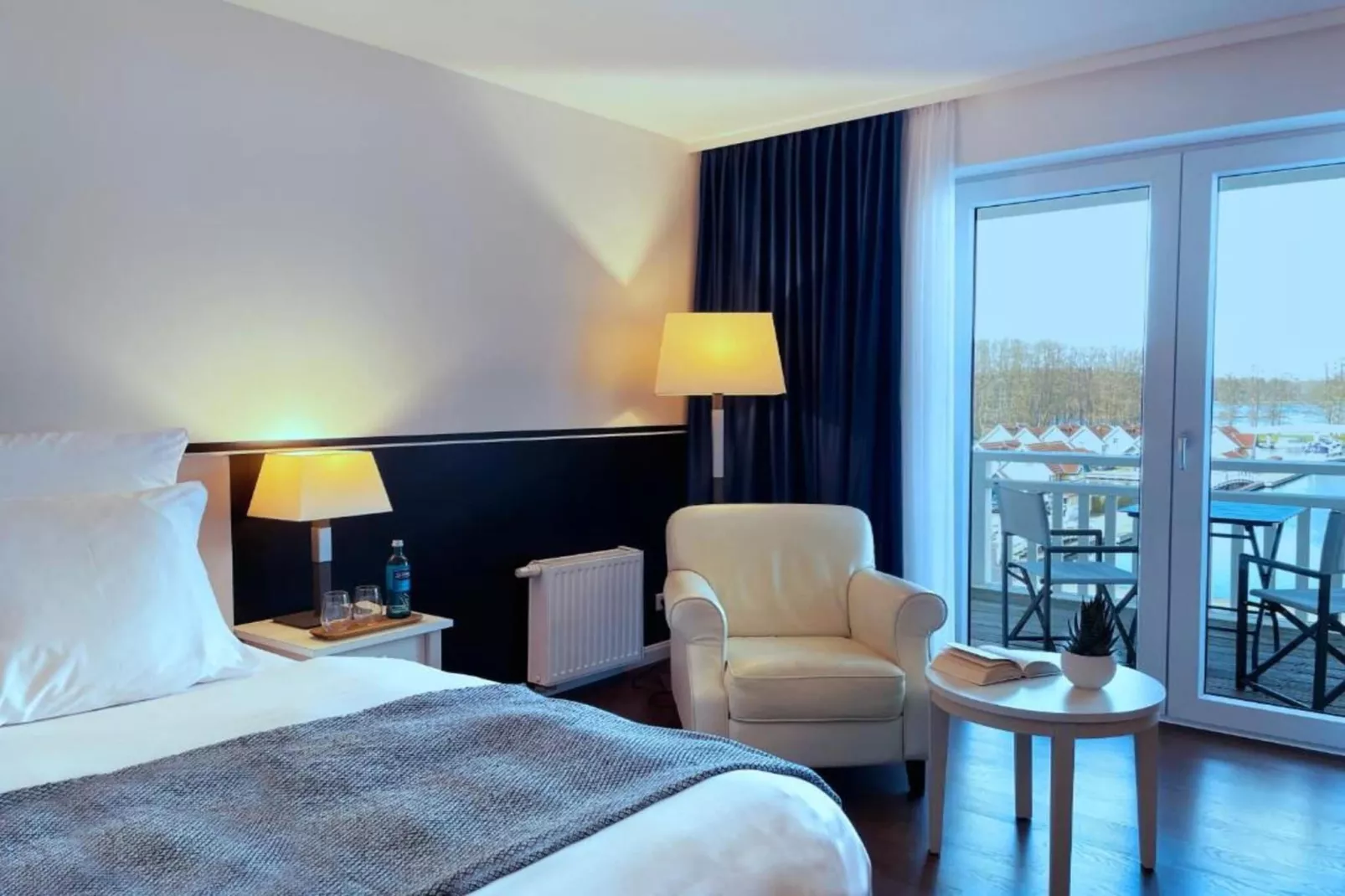 Hafendorf Superior Double Room with Lakeview Balcony-Bedroom