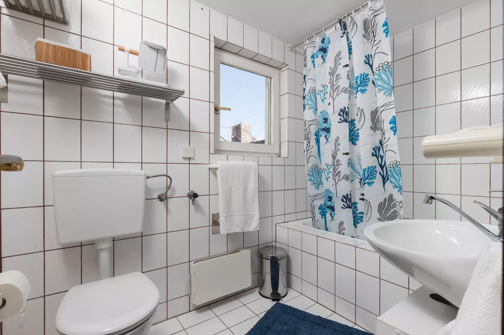 Apartment Dubo - One Bedroom Apartment with Balcony-Bathroom