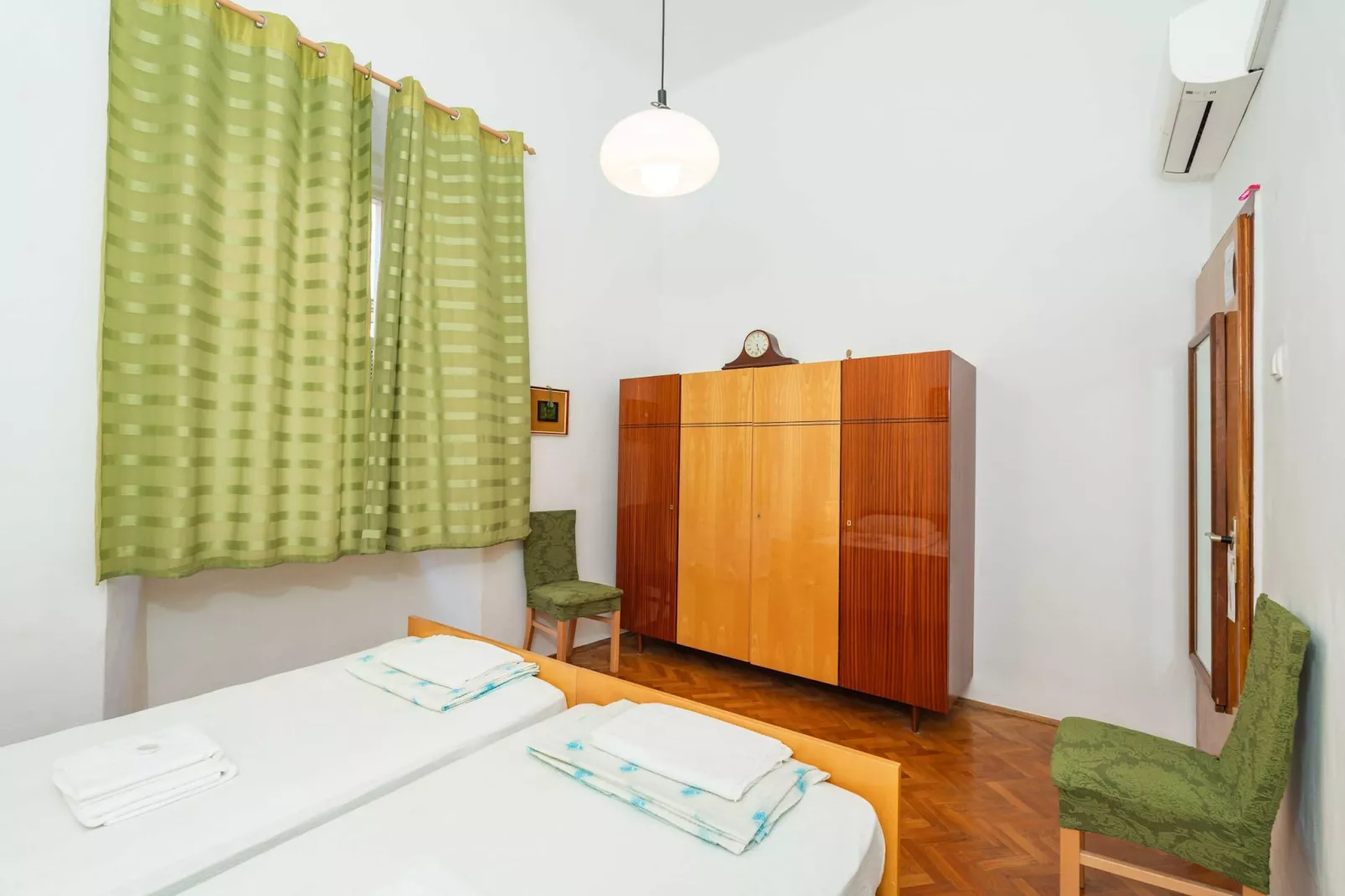 Two Stars Two Beds Downtown Apartment - One-Bedroom Apartment-Bedroom