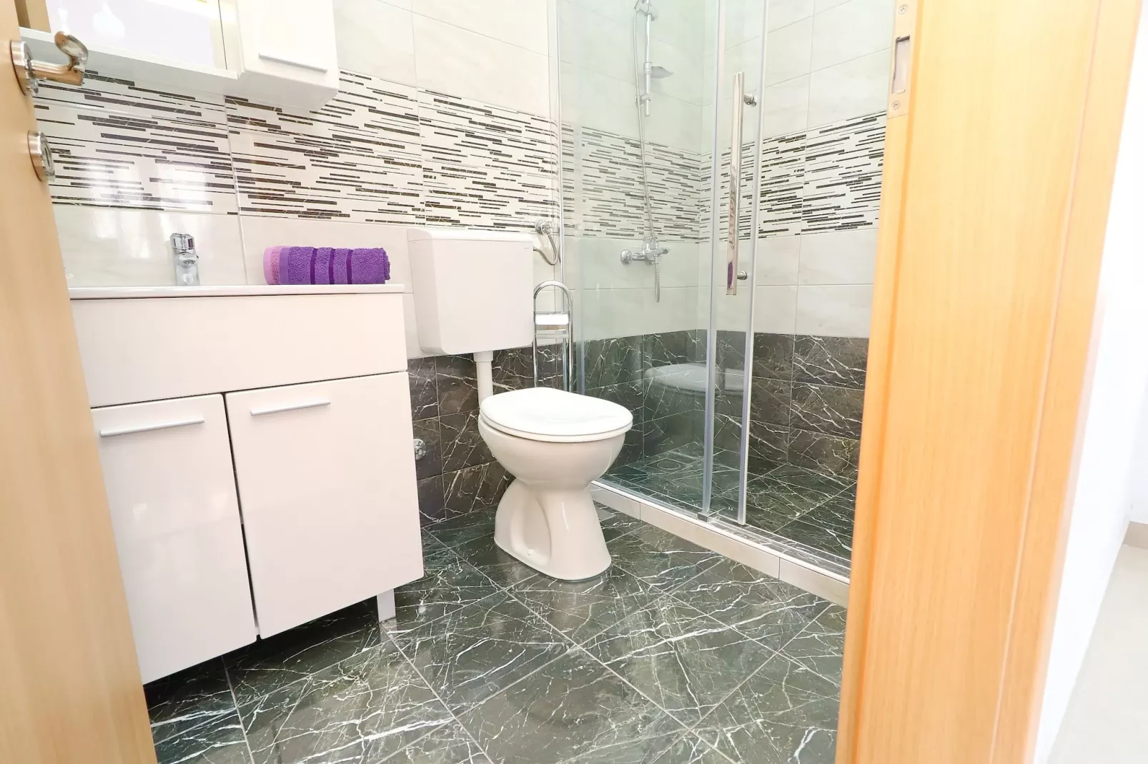 Holiday Home Adriatic View-Five Bedroom Holiday Home with Pool and Sea View-Bathroom