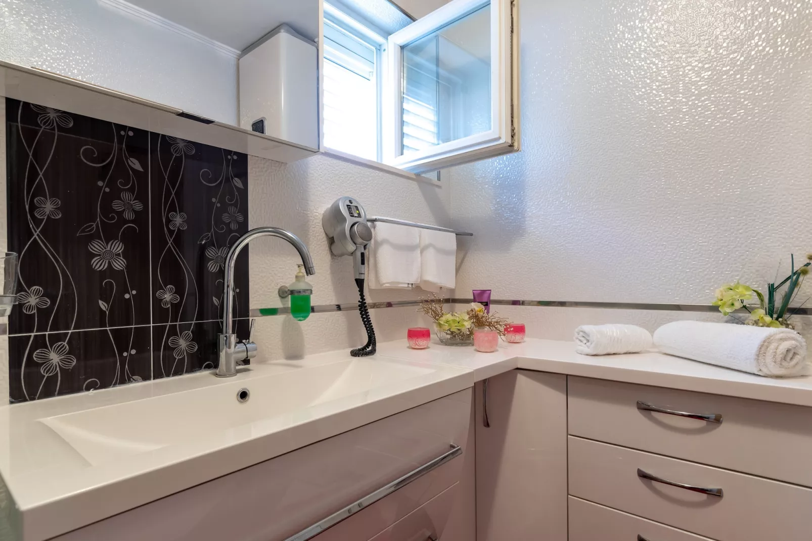 Apartment Viva la Vita - Two-Bedroom Apartment with Shared Pool-Bathroom