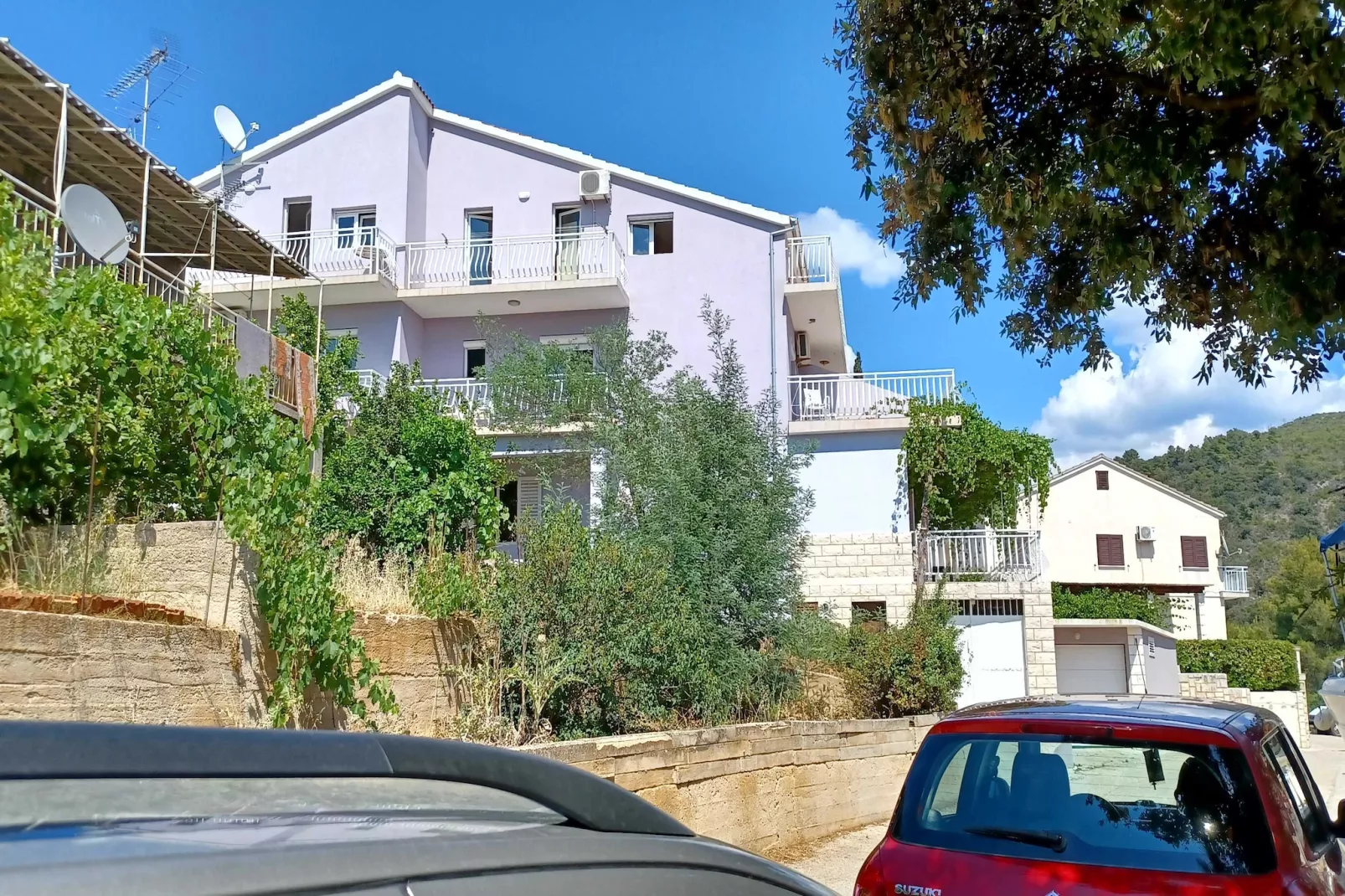 Bertie's Lodge - Standard Two Bedroom Apartment with Balcony and Sea view(A0)-Im Freien