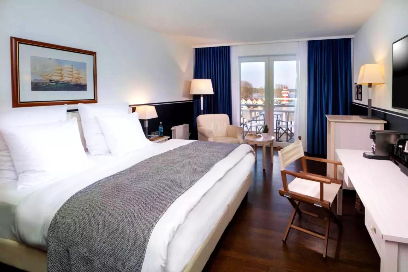 Hafendorf Superior Double Room with Lakeview Balcony-Bedroom