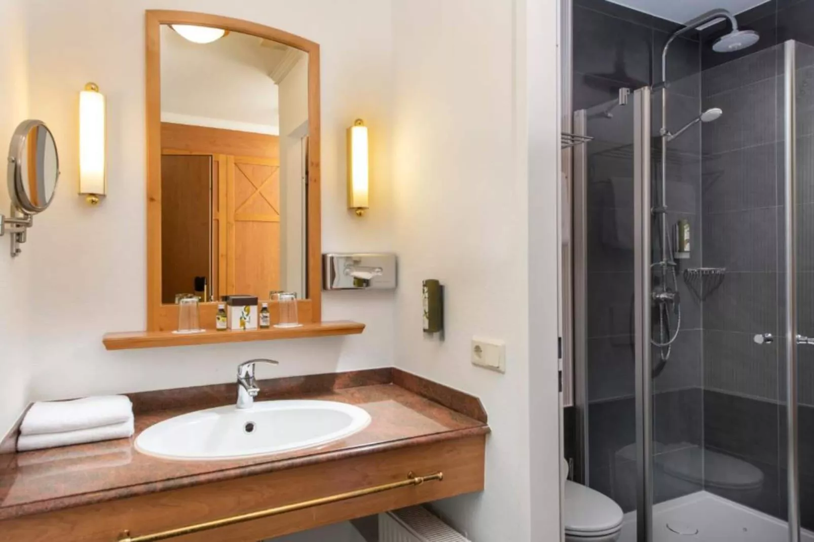 Rugen Double Room - Disability Access-Badezimmer