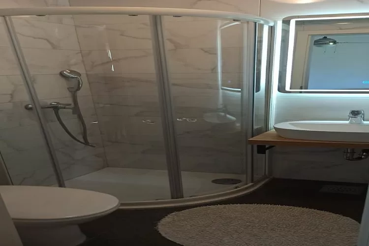 Apartments & Rooms Jokovic-Comfort Studio Apartment with Terrace and Partial Sea View (SOBA 1)-Bathroom