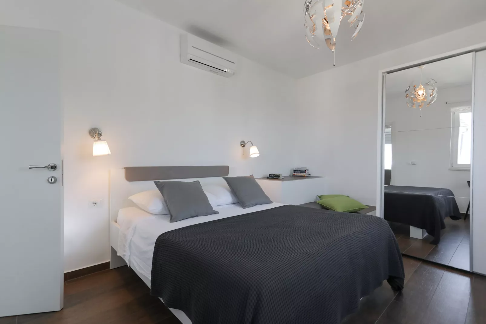 Apartment M&J - Comfort Two Bedroom Apartment with Terrace and Sea View (Škaro)-Schlafzimmer