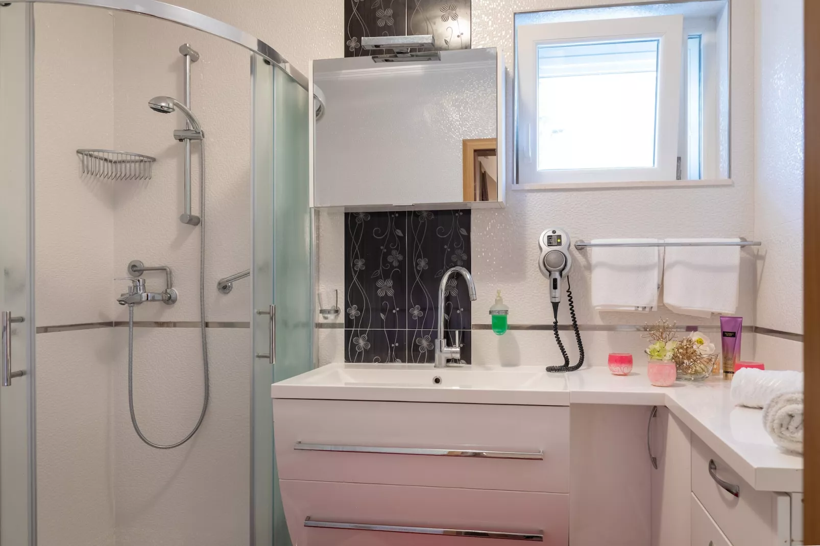 Apartment Viva la Vita - Two-Bedroom Apartment with Shared Pool-Bathroom