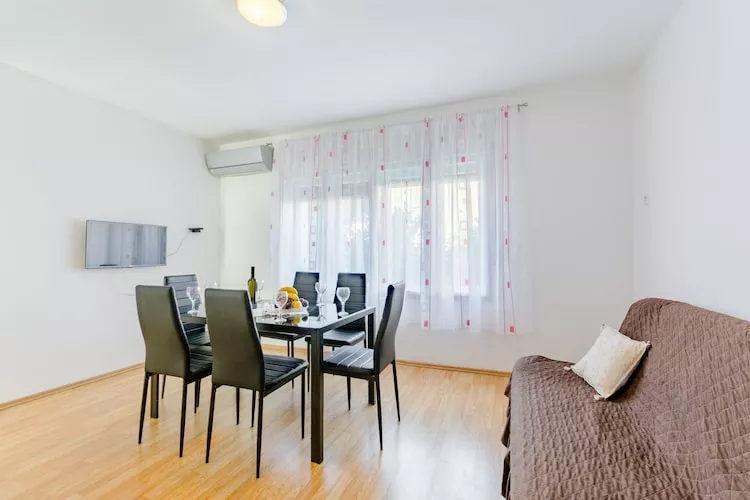 Apartment Marko (ST) - Three Bedroom Apartment with Balcony and Garden View-Indoor