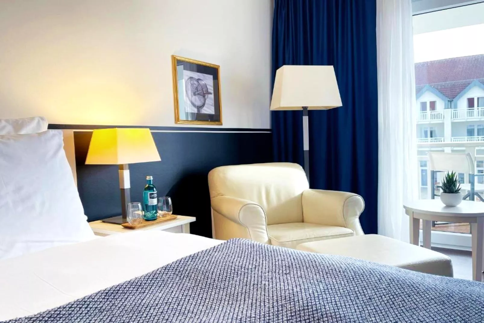 Hafendorf Superior Double Room with Lakeview Balcony-Bedroom