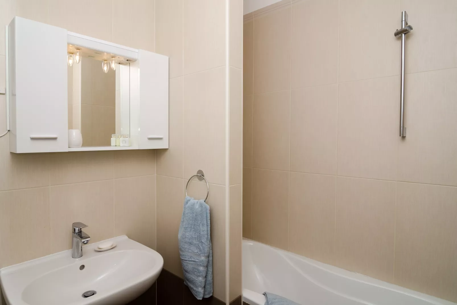 Apartment Atlant - One Bedroom Apartment with Balcony and Side Sea View-Bathroom