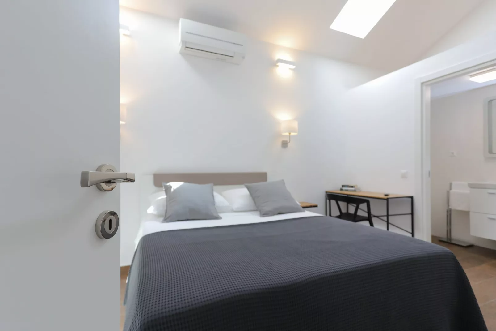 Apartment M&J - Comfort Two Bedroom Apartment with Terrace and Sea View (Škaro)-Schlafzimmer