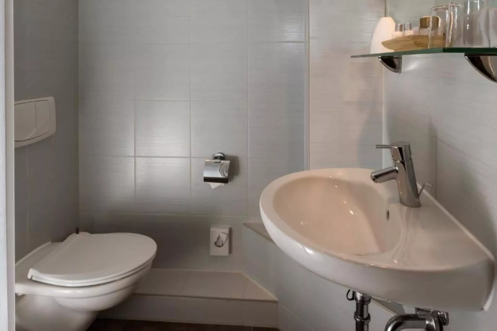 Hafendorf 2-bedroom apartment 4 guest-Bathroom