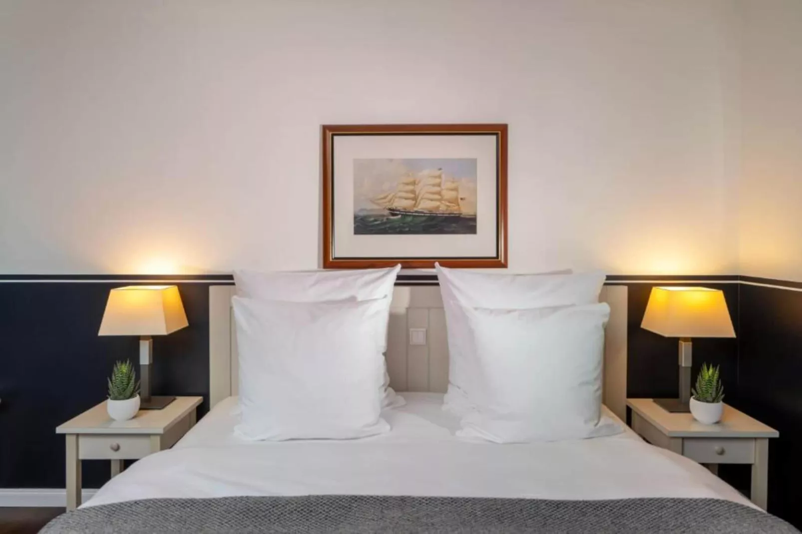 Hafendorf Classic Double Room with view-Bedroom