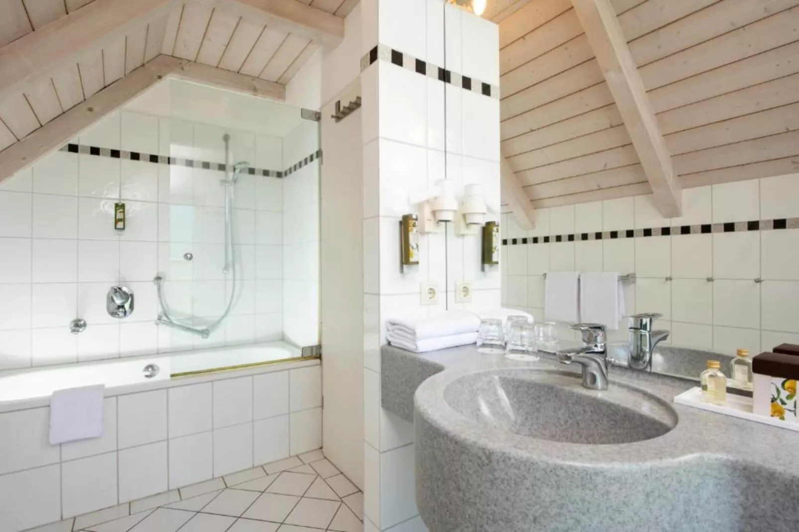 Marina Apartment 2 Bedroom-Bathroom