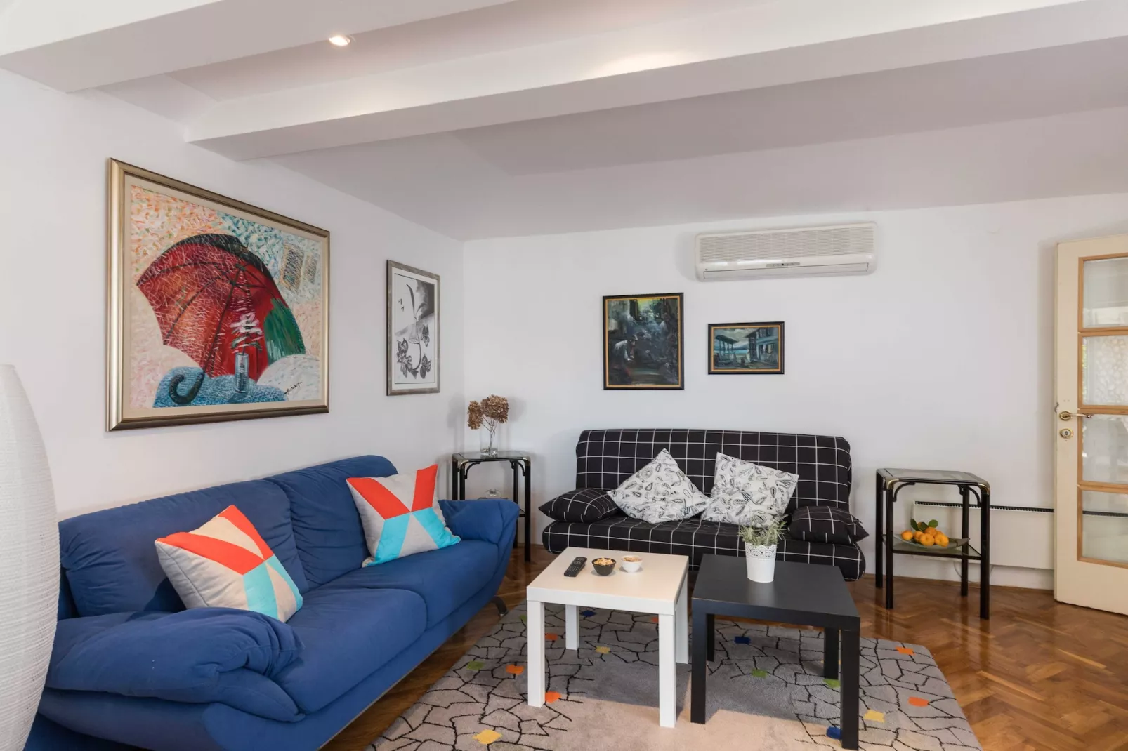 Apartment Dubo - One Bedroom Apartment with Balcony-Living room