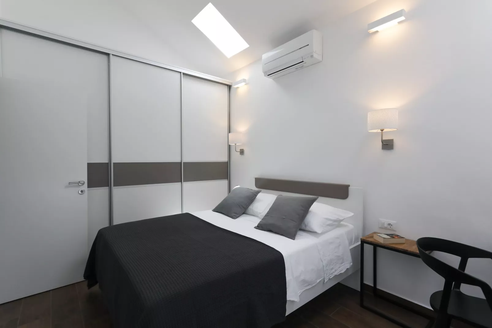 Apartment M&J - Comfort Two Bedroom Apartment with Terrace and Sea View (Škaro)-Schlafzimmer